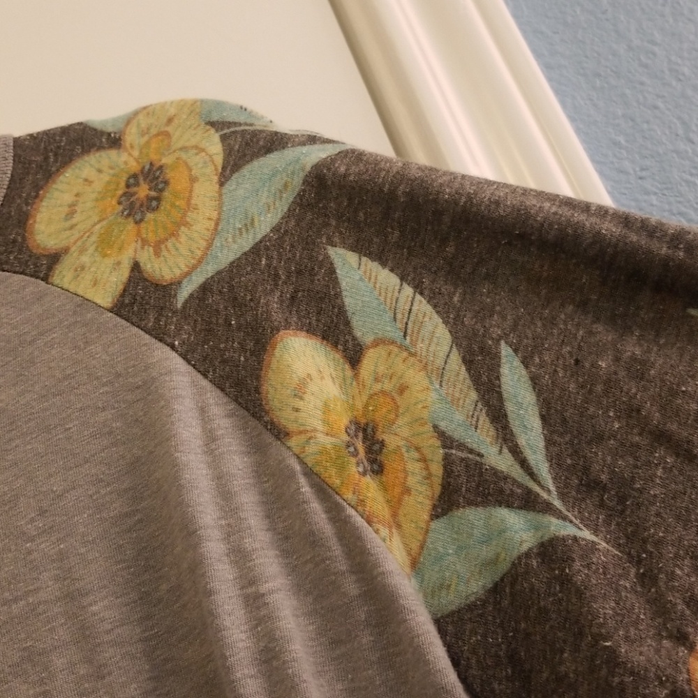 Lularoe Randy Tee - Picture 3 of 4